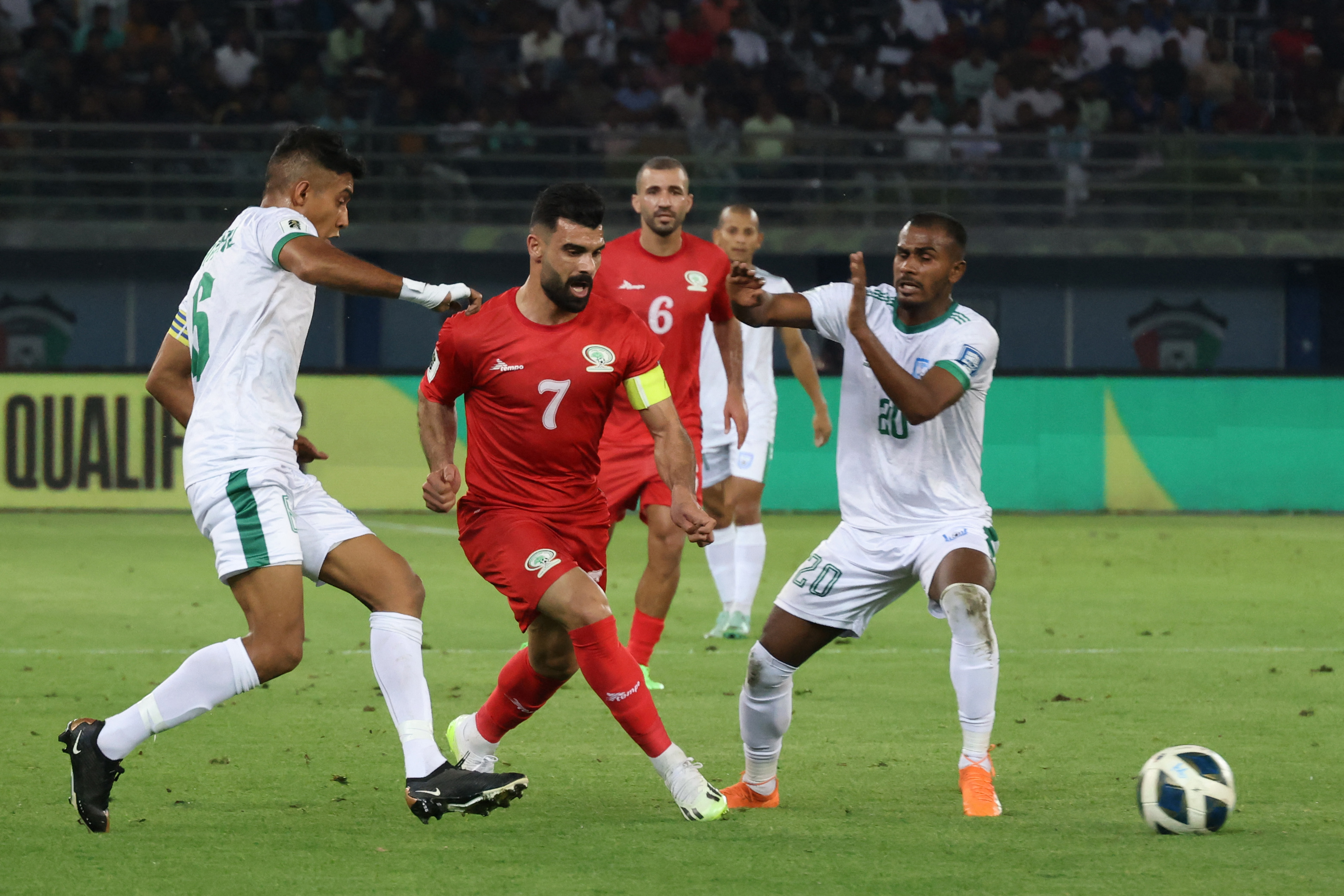 قائد "الفدائي" مصعب البطاط محاصر بلاعبي منتخب بنغلاديش